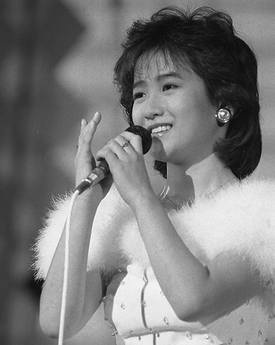 １９８４年１２月３１日、「第２６回日本レコード大賞」の最優秀新人賞を受賞した岡田有希子さん
