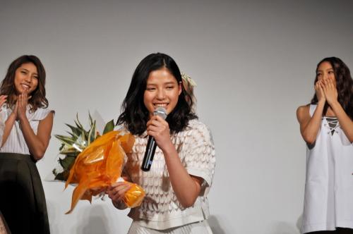 映画「ソロモンの偽証　後篇」特別試写会で花束を贈られた石井杏奈