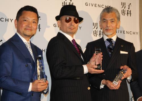 「第１回ミスターダンディアワード２０１５」授賞式で特別賞の朝岡聡（左）、横山剣（中央）、グランプリの西原英司さん