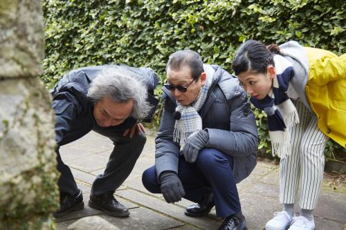 ＮＨＫ「ブラタモリ」の長崎ロケで、外国人居留地を歩き側溝などに興味を持つタモリ（中央）