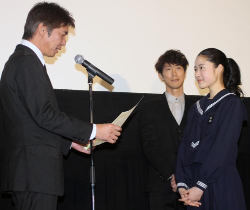 成島出監督(左）から“卒業証書”を授与される藤野涼子（右）