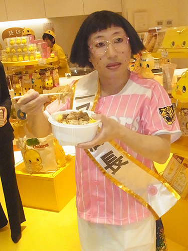 エキマルシェ新大阪にオープンした「チキラーハウス」の１日店長に就任した吉本新喜劇座長のすっちーはチキ弁をアピール