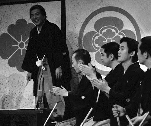 ８２年１２月、「笑点」司会を務める愛川さん（左）