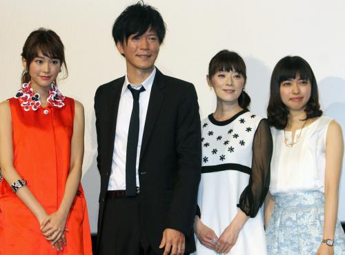 初日舞台あいさつに出席した（左から）桐谷美玲、田辺誠一、大塚寧々、鈴木舞監督