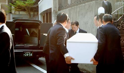 自宅を出る愛川さんの棺