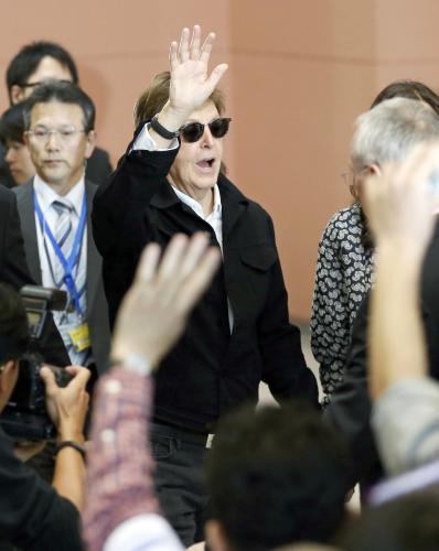 日本公演のため関西空港に到着し、ファンに手を振る元ビートルズのポール・マッカートニー