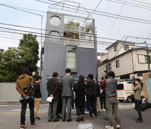 東京都港区の加瀬さんの自宅前には多くの報道陣が