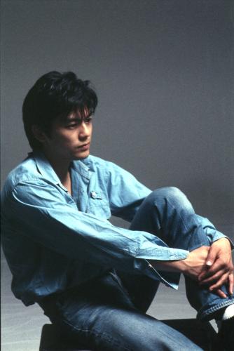 生誕５０年記念プレミアムトレジャーＢＯＸ「ＯＺＡＫＩ・５０」が、受注生産限定で販売されることになった尾崎豊の未発表写真