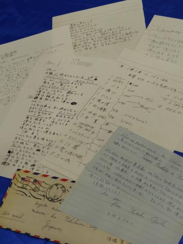 尾崎豊の生誕５０年記念プレミアムトレジャーＢＯＸ「ＯＺＡＫＩ・５０」のトレジャーブックに封入される、直筆の手紙やセットリスト、歌詞のレプリカ