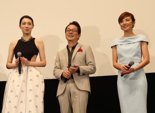 映画「王妃の館」初日舞台あいさつのステージ上で笑顔を見せる（左から）吹石一恵、水谷豊、田中麗奈