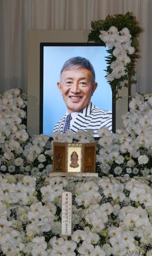 加瀬さんの遺影と位牌が飾られた祭壇