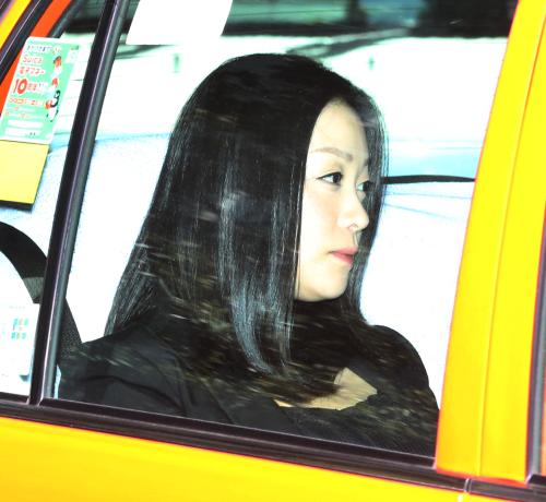 東京地裁に入る小向美奈子被告。懲役１年６月の判決を言い渡された