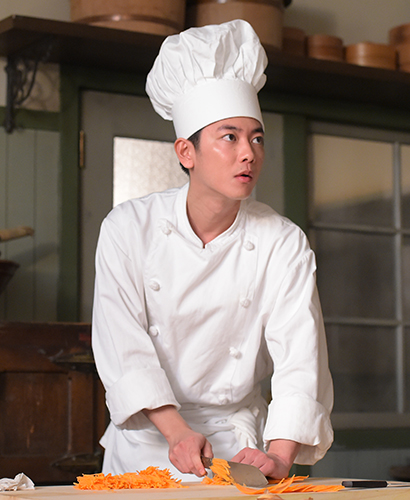 日本一のコックへ上り詰める秋山篤蔵を演じる佐藤健。鮮やかな包丁さばきに注目