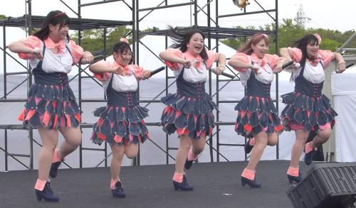 デビューイベントで熱唱する「Ｐｏｔｔｙａ」（左から）塚田恵未、大木梨渚、横川麻衣、犬童舞子、大橋ミチ子