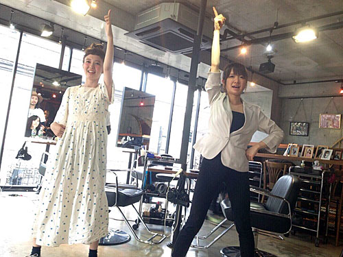 「紺野、今から踊るってよ」第２弾で再び美女とひたすら踊る紺野あさ美アナウンサー（右）（Ｃ）テレビ東京