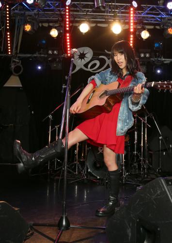 ライブでギターを手に歌う名倉七海