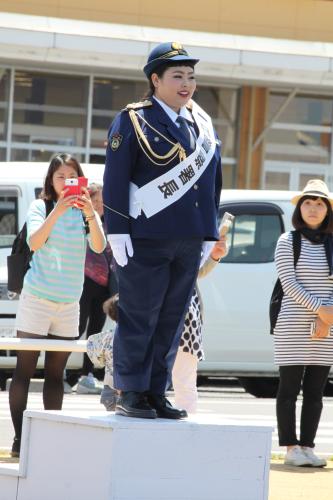 石岡警察署の一日警察署長に就任し、警察車両出陣式を行った渡辺直美