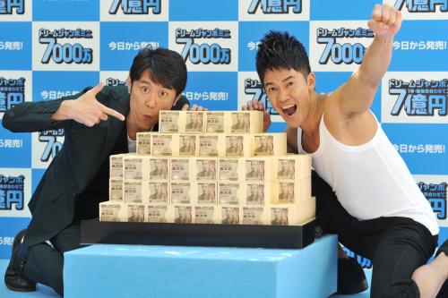 ドリームジャンボ宝くじ＆ドリームジャンボミニ７０００万発売記念イベントに出席した（左から）原田泰造、武井壮