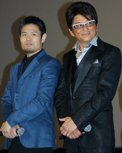 映画「Ｚアイランド」初日舞台あいさつに登場した品川ヒロシ監督（左）と哀川翔