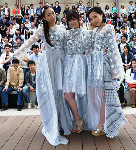 阪急西宮ガーデンズで新曲発売記念イベントを開いたカラフィナの（左から）Ｗａｋａｎａ、ｋｅｉｋｏ、Ｈｉｋａｒｕ