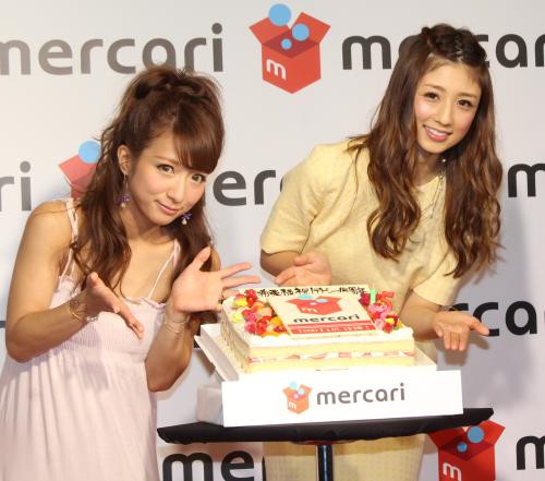「メルカリフリマ」特別トークショーで、デビュー１５周年を小倉優子（右）に祝福される辻希美
