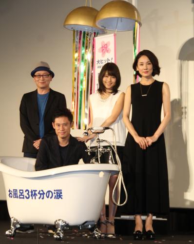 映画「ビリギャル」大ヒット舞台あいさつに出席した（左から）土井裕泰監督、伊藤淳史、有村架純、吉田羊