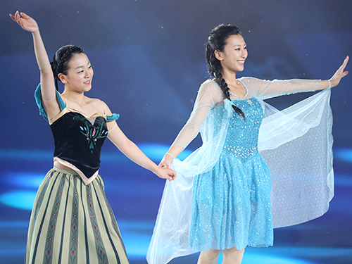 アイスショー「ＴＨＥ　ＩＣＥ　２０１４」で共演した浅田舞（右）と妹・真央