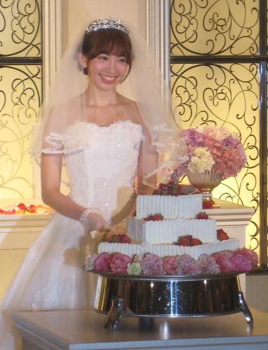 自身の写真集イベントでウエディングドレス姿でケーキカットする小嶋陽菜