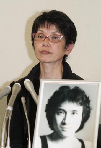 ４２年前の萩原流行さんの写真を前に会見する妻まゆ美さん