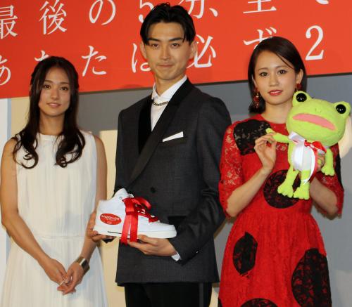 「イニシエーション・ラブ」初日舞台挨拶に登場した（左から）木村文乃、松田翔太、前田敦子