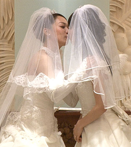 同性婚挙式で誓いのキスをする一ノ瀬文香（左）と杉森茜（Ｃ）ＴＢＳ