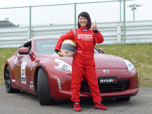筑波サーキットで行われたカーレース「Ｚチャレンジ」で、レーシングドライバーとしてデビューした福田彩乃