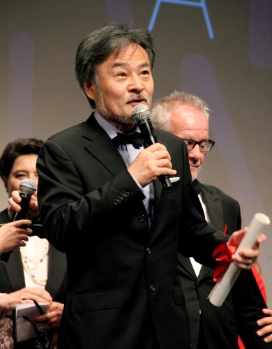 カンヌ国際映画祭の「ある視点」部門で監督賞を受賞し、スピーチする「岸辺の旅」の黒沢清監督