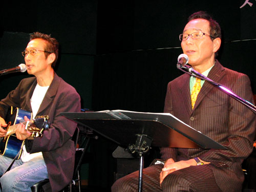 ラジオ番組で仕事復帰した「ビリー・バンバン」の菅原孝（右）。左は弟の進