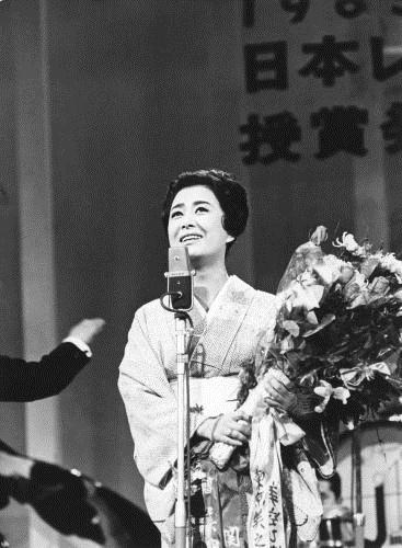 １９６５年、「柔」で日本レコード大賞を受賞した美空ひばりさん