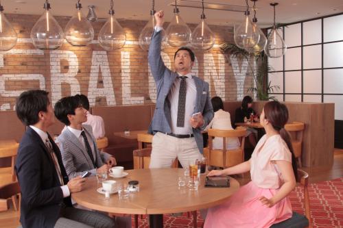 「るるぶトラベル」の新ＣＭに出演する武井咲は部長役の高田延彦（右から２人目）と共演