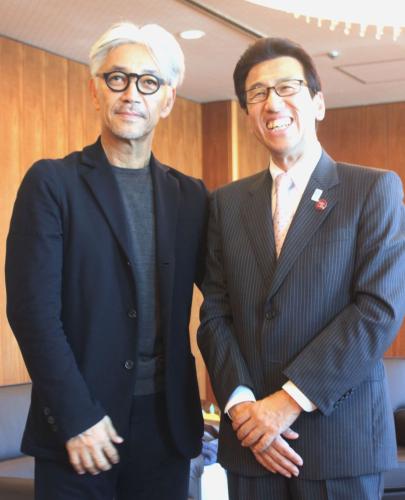 札幌市の秋元克広市長（右）を表敬訪問し、記念撮影する坂本龍一