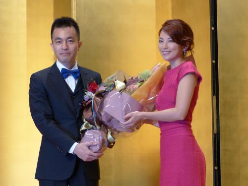 「第３３回向田邦子賞」の贈賞式で、受賞者で劇団「五反田団」を主宰する前田司郎氏（左）に花束を贈呈した田中麗奈