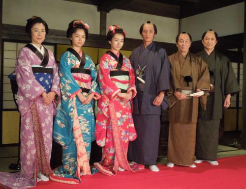 豪華セットに上機嫌の出演者ら（左から）寺島しのぶ、宮崎あおい、波瑠、玉木宏、近藤正臣、升毅