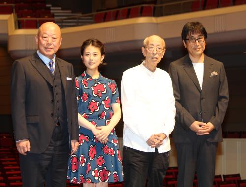 音楽劇「青い種子は太陽のなかにある」製作発表に出席した（左から）六平直政、高畑充希、蜷川幸雄氏、松任谷正隆氏