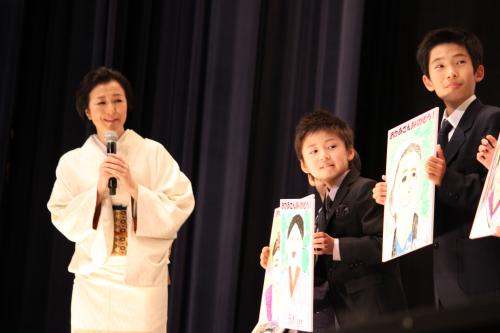 映画「おかあさんの木」初日舞台あいさつで子供達から似顔絵のプレゼントをもらう鈴木京香
