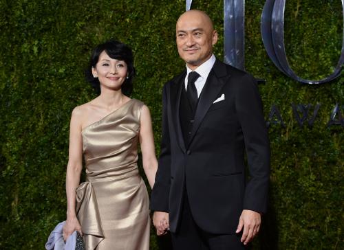 トニー賞の授賞式に出席した渡辺謙と妻の南果歩（ＡＰ）