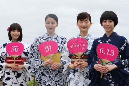 映画「海街ｄｉａｒｙ」大ヒット祈願イベント」に登場した（左から）広瀬すず、長澤まさみ、綾瀬はるか、夏帆