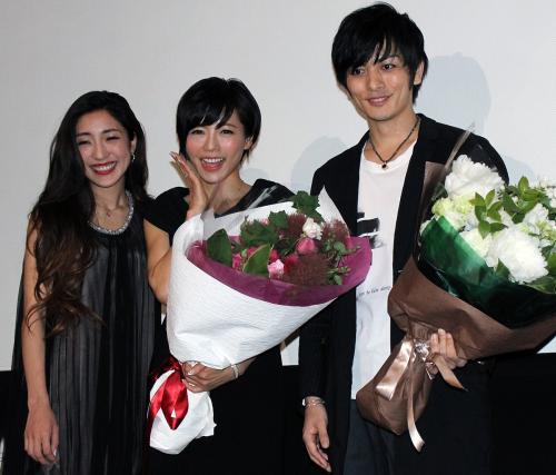 映画「ＫＩＲＩ－職業・殺し屋。外伝－」完成披露で舞台あいさつを行った（左から）文音、釈由美子、久保田悠来