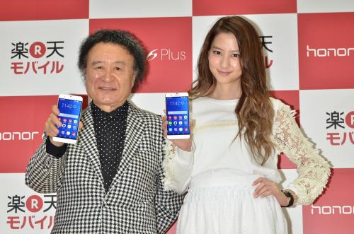 楽天モバイル「ｈｏｎｏｒ６Ｐｌｕｓ」の発売記念イベントに出演した篠山紀信氏と河北麻友子