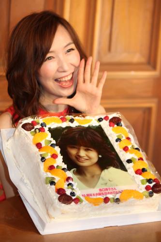 デビュー当時の写真がプリントされたバースデーケーキに笑顔の森口博子