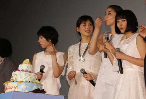 「海街ｄｉａｒｙ」初日舞台あいさつでバースデーケーキをほおばる（左から）夏帆、綾瀬はるか、長澤まさみ、広瀬すず