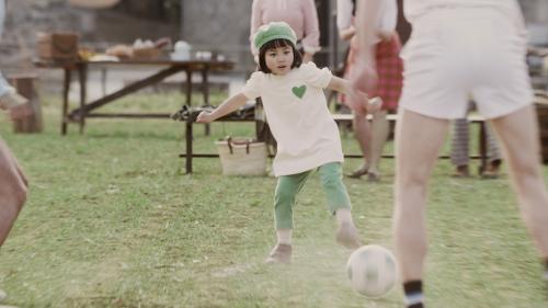 　「ＧＲＥＥＮ　ＤＡ・ＫＡ・ＲＡ」の新ＣＭでサッカーのプレーを披露する「グリーンダカラちゃん」こと、しずくちゃん　