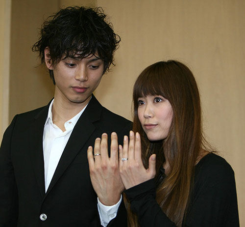 ０９年４月、結婚会見で指輪を見せる水嶋ヒロと絢香