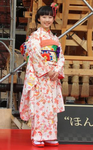 「京の夏の旅」キャンペーン４０回記念特別イベント“ほんまもん”だけ３ＤＡＹＳ　オープニングセレモニーで、京都の大船鉾を前にポーズをとる本田望結